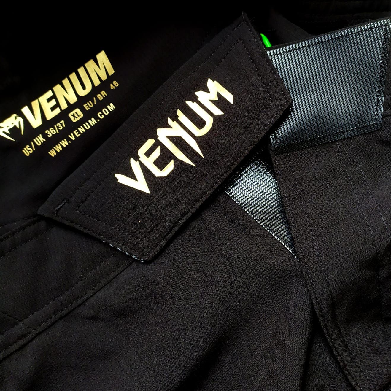 spodenki venum białe